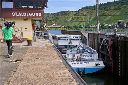 An der durch einen Schiffsunfall beschädigten Moselschleuse St. Aldegund wurde der Notbetrieb aufgenommen – mehr als 40 Schiffe hätten die Schleuse seit dem Unfall bereits passiert

