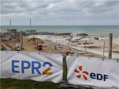 Neubau eines modernen Atomkraftwerks an der englischen Kanalküste mit Meerblick und Baustellenkränen