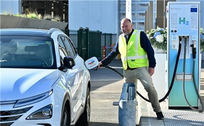 An der neuen Zapfsäule in der Industriezone Wolser in Bettemburg darf jeder tanken, der mit Wasserstoff fährt
