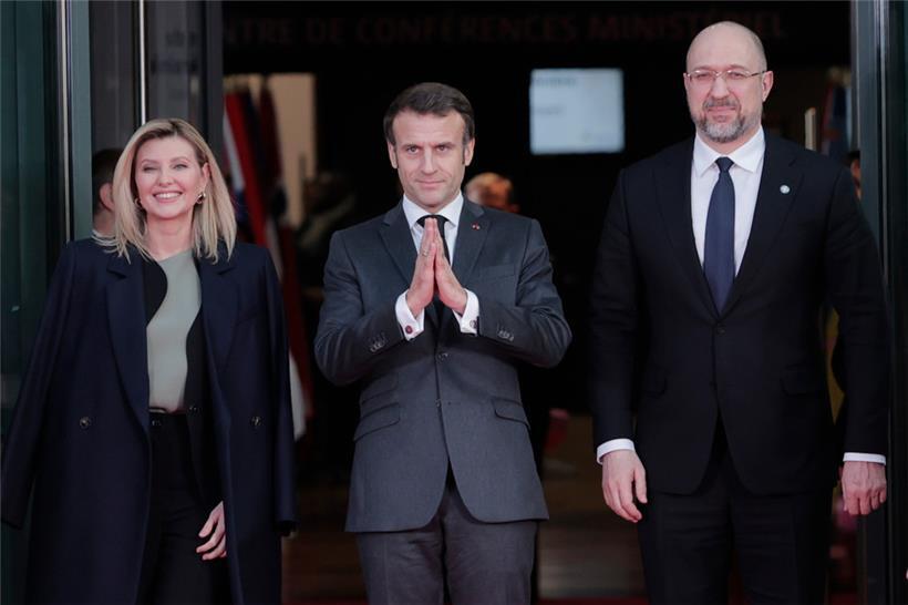 An der vom französischen Präsidenten Emmanuel Macron (Mitte) initiierten Geberkonferenz nahmen ebenfalls die Ehefrau des ukrainischen Präsidenten, Olena Selenska, sowie der ukrainische Regierungschef Denys Schmyhal teil
