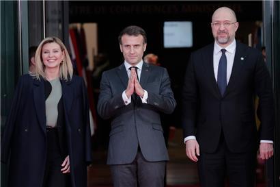 An der vom französischen Präsidenten Emmanuel Macron (Mitte) initiierten Geberkonferenz nahmen ebenfalls die Ehefrau des ukrainischen Präsidenten, Olena Selenska, sowie der ukrainische Regierungschef Denys Schmyhal teil
