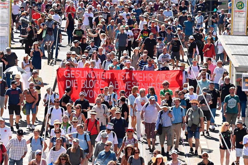 An die 20.000 Menschen demonstrierten am Samstag in Berlin gegen das Tragen von Masken und andere Einschränkungen, die wegen der Corona-Pandemie erlassen wurden
