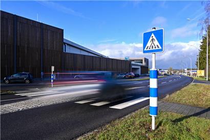 An diesem Zebrastreifen am Ort „op der Schmëtt“ gilt unverständlicherweise die für Nationalstraßen allgemein zulässige Höchstgeschwindigkeit von 90 km/h
