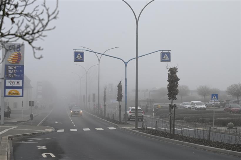 An diesem Zebrastreifen im Pommerloch, der tagtäglich wohl von Hunderten Fußgängern benutzt wird, gilt eine Höchstgeschwindigkeit von immerhin noch 70 km/h
