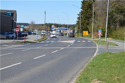 An diesem überaus gefährlichen Zebrastreifen hat sich nichts geändert. Die Beschilderung sowie die Beleuchtung sind nach wie vor schlecht, um nicht zu sagen katastrophal.
