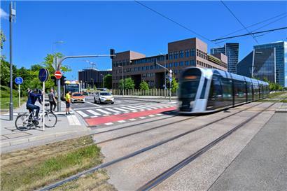 An dieser Kreuzung fährt die Straßenbahn aktuell nur geradeaus – ab Herbst 2027 wird das anders sein
