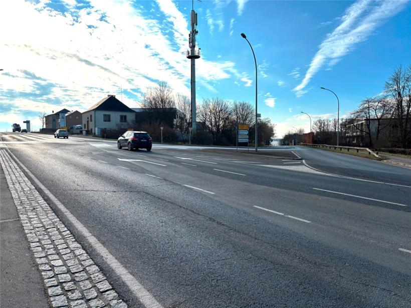 An dieser Kreuzung in Höhe der Mercedes-Benz-Niederlassung auf Roost werden am 17. März die Arbeiten für den Bau eines provisorischen Kreisels beginnen
