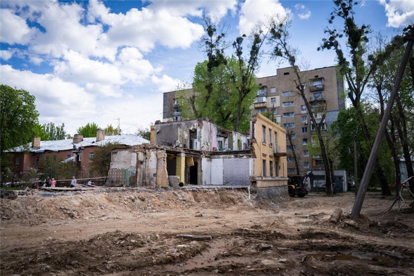 An dieser Stelle schlug vor rund einer Woche eine russische Rakete ein – mehrere Zivilisten starben
