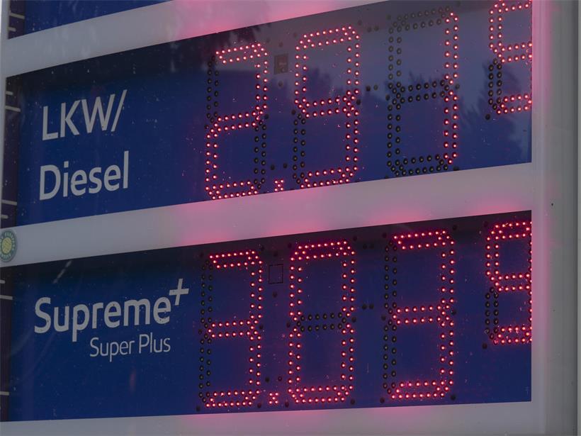 An dieser Tankstelle bei München kostete der Premium-Sprit Super Plus „Supreme+“ am Mittwoch mehr als drei Euro. Ein Foto der Tankstelle, an dem normaler Diesel die Drei-Euro-Marke durchbrochen hat, liegt leider nicht vor.