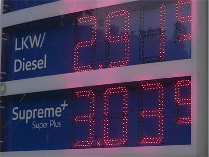 An dieser Tankstelle bei München kostete der Premium-Sprit Super Plus „Supreme+“ am Mittwoch mehr als drei Euro. Ein Foto der Tankstelle, an dem normaler Diesel die Drei-Euro-Marke durchbrochen hat, liegt leider nicht vor.