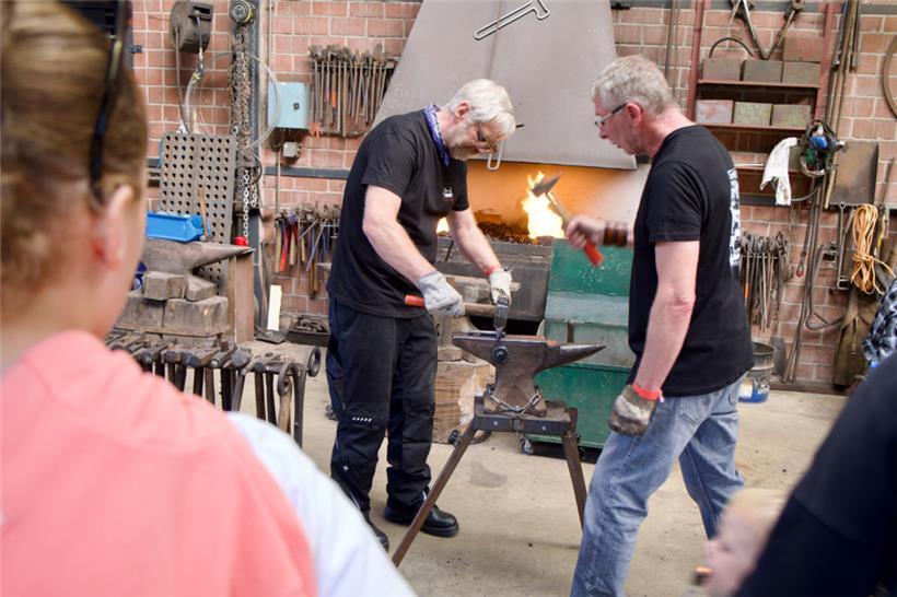 An einer Dampflok arbeiten viele Handwerke