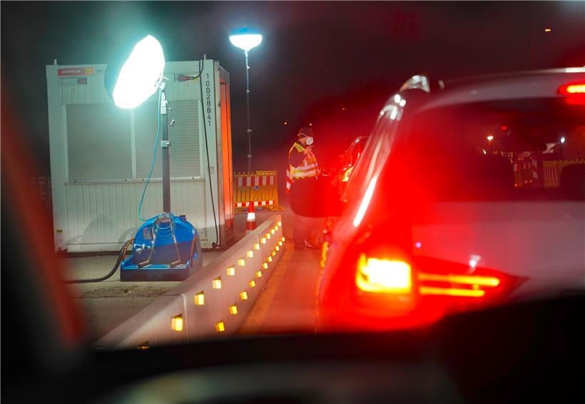 An einer Kontrollstelle bei der Einreise aus Tirol nach Bayern stauen sich die Autos: Das soll im Fall von Frankreich möglichst vermieden werden.

