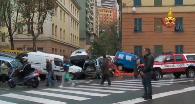 An einer Straße haben sich Fahrzeuge durch das Unwetter übereinander geschoben
