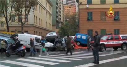 An einer Straße haben sich Fahrzeuge durch das Unwetter übereinander geschoben
