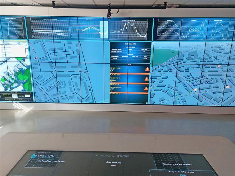 An einer Wand mit Bildschirmen lassen sich die Simulationen übersichtlich und im Detail wiedergeben
