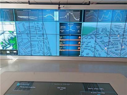 An einer Wand mit Bildschirmen lassen sich die Simulationen übersichtlich und im Detail wiedergeben
