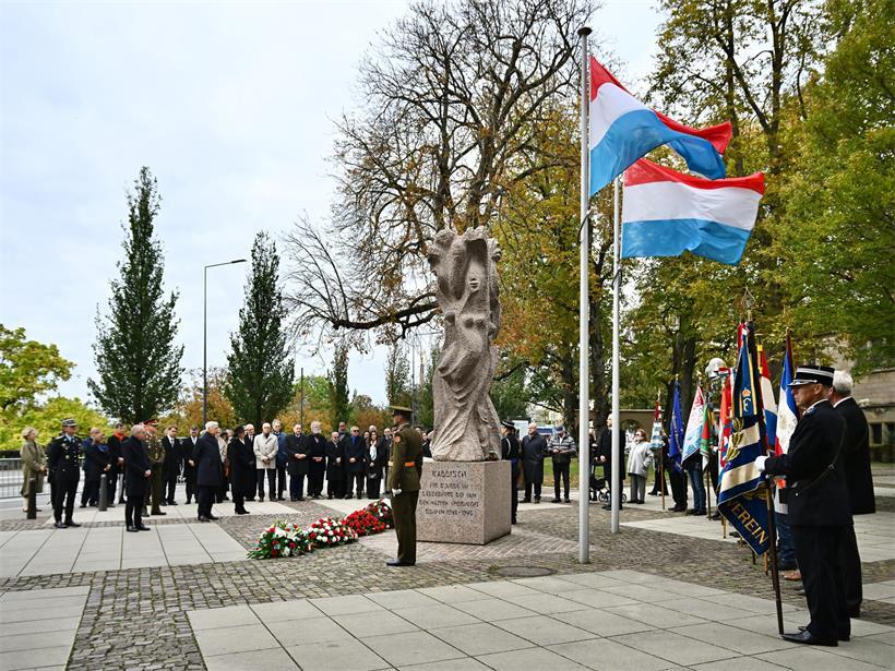 An fünf Stationen wurde während der Gedenkfeier Halt gemacht, unter anderem am Kaddisch-Denkmal bei der Kathedrale