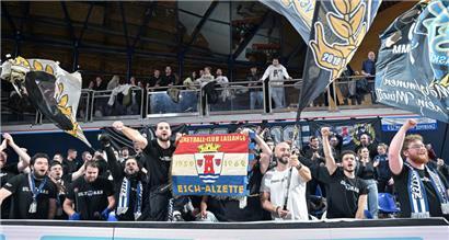 An ihnen liegt es nicht: Die „Mighty Minetter“, Fanklub des Basket Esch, sorgen nicht nur beim Pokalhalbfinale in der Coque für gute Stimmung
