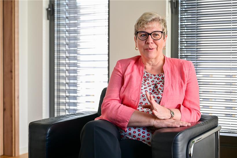 Gesundheitsministerin Martine Deprez erklärt Verlängerung der Suspendierung von Orthopäde Philippe Wilmes um 21 Monate im Bericht