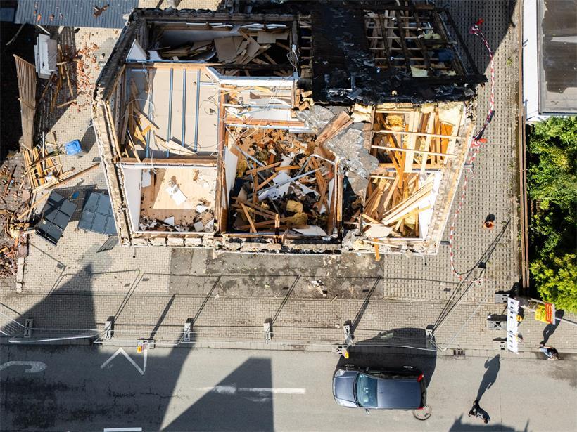 An mehreren Häusern in Solms-Oberndorf sind nach einem mutmaßlichen Tornado schwere Schäden zu erkennen