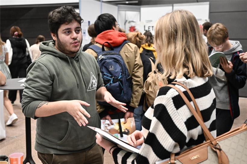 An rund 120 Ständen wurden bei der diesjährigen Ausgabe die Fragen von jungen Menschen beantwortet
