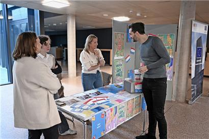 An rund zehn Ständen konnten sich Interessierte auf dem Universitätscampus unter anderem mehr Informationen zur Einschreibungsprozedur zu den Kommunalwahlen einholen
