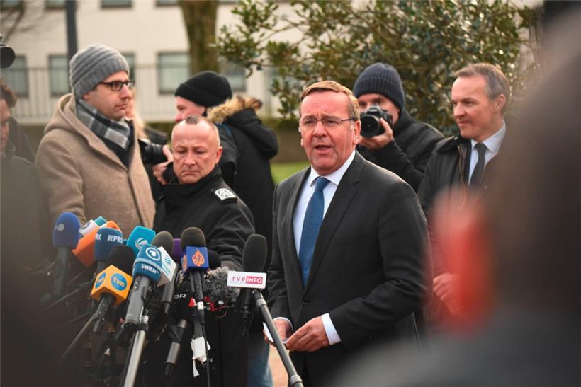 An seinem zweiten Arbeitstag schlug dem neuen deutschen Verteidigungsminister gr...