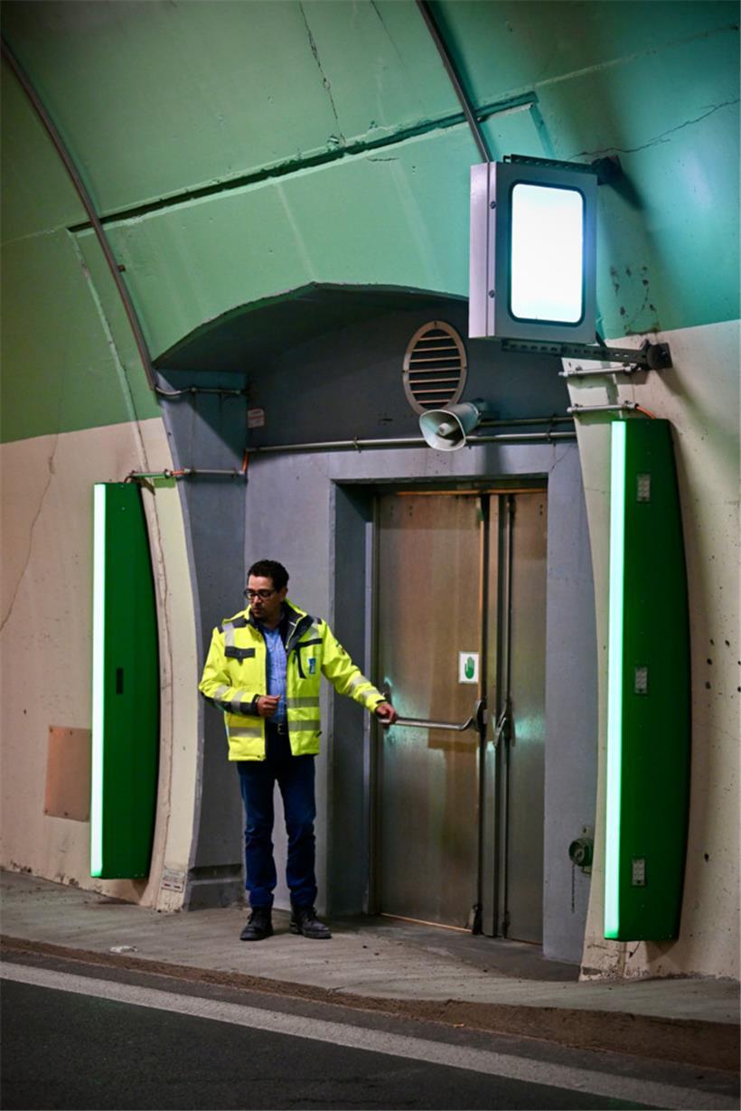 An sieben Schnittstellen sind beide Röhren des Tunnels durch feuerfeste Türen mi...