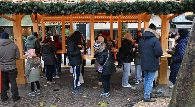 An vier Ecken des Weihnachtsmarktes auf der place d’Armes gibt es nun Sammelpunk...