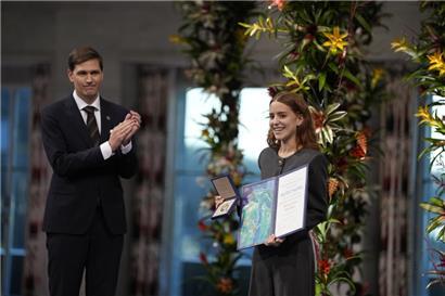 Ana Corina Sosa, Tochter der Friedensnobelpreisträgerin Maria Corina Machado, nimmt den Preis stellvertretend für ihre Mutter entgegen
