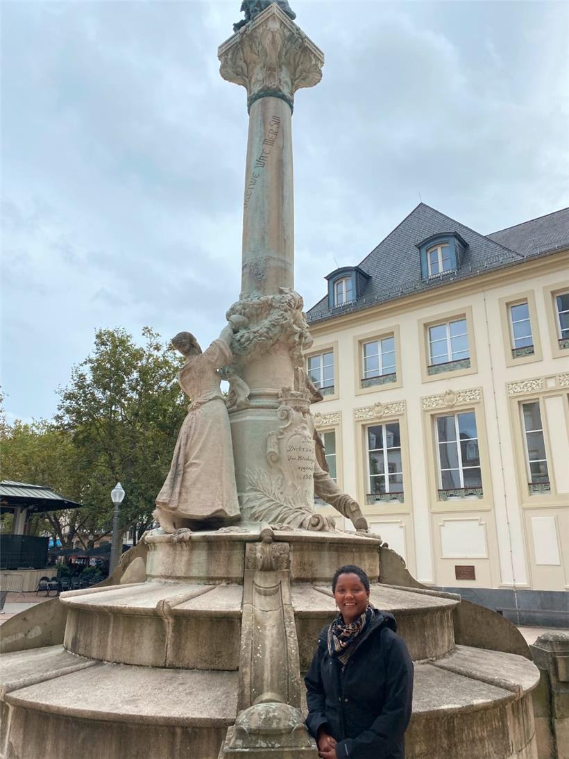Ana Correia Da Veiga devant le monument érigé en hommage à Dicks et Lentz
