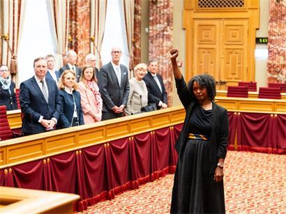 Ana Correia da Veiga (43) erhob vor ihrer Vereidigung kurz die rechte Faust. Die DP (im Hintergrund) und die anderen Fraktionen im Parlament ließ das größtenteils unbeeindruckt.