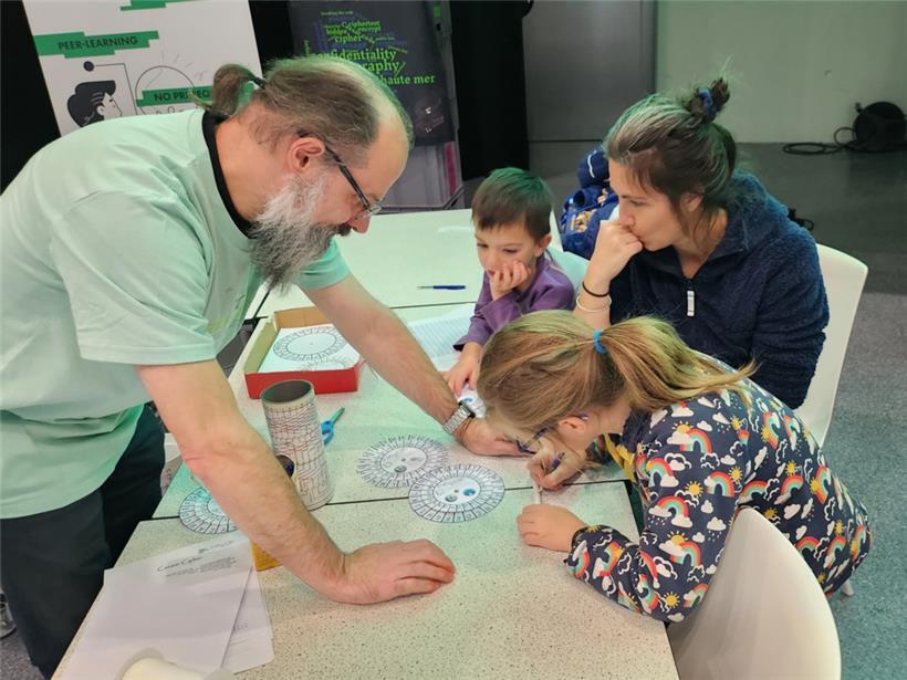 Analoge Kryptografie: Bereits im Alter von acht Jahren konnten Kinder an den Workshops teilnehmen
