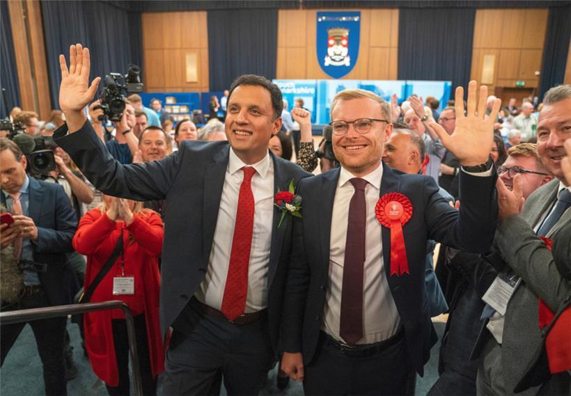 Anas Sarwar (l.), Labour-Vorsitzende in Schottland, feiert mit dem Kandidaten Michael Shanks nach dem Sieg der Labour-Partei bei den Nachwahlen in Rutherglen und Hamilton West
