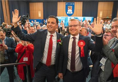 Anas Sarwar (l.), Labour-Vorsitzende in Schottland, feiert mit dem Kandidaten Michael Shanks nach dem Sieg der Labour-Partei bei den Nachwahlen in Rutherglen und Hamilton West
