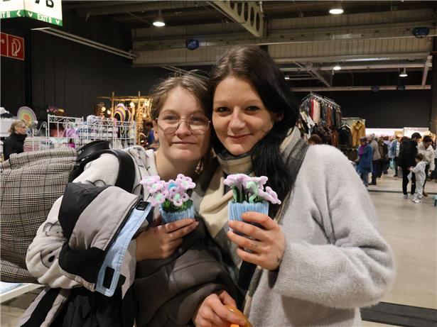 „Expo Creativ“ legt Fokus auf DIY-Trends, Kreativität und Kunsthandwerk Anastasia und Mama Patricia basteln gemeinsam bunte Blumen aus Pfeifenputzern bei der Expo Creativ
