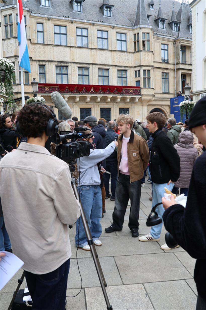 Andere Schüler, wie die Gruppe aus dem „Lycée Michel Rodange“, waren mit ihrem Schulprojekt beim Thronwechsel
