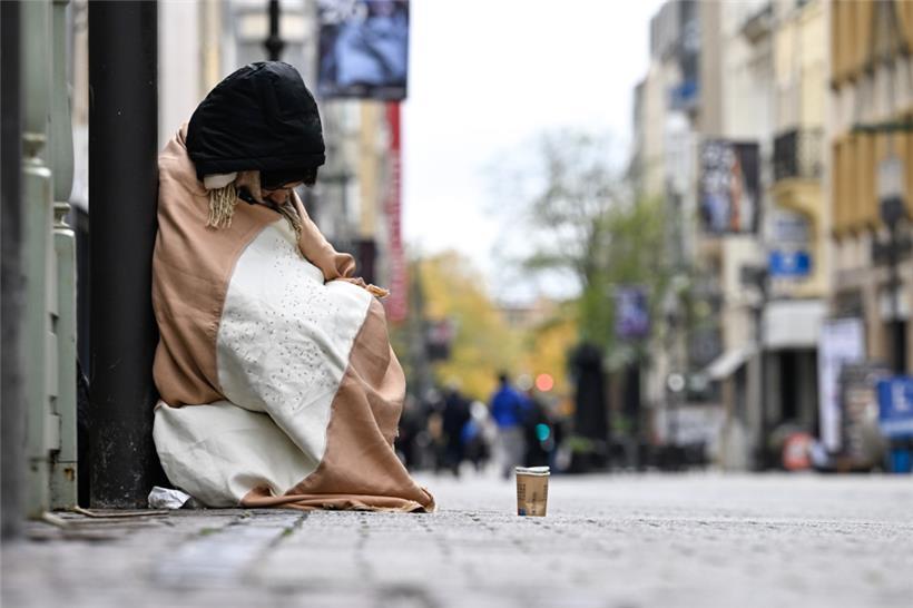 Andere um Geld zu bitten, ist in Luxemburg-Stadt seit knapp zwei Jahren nicht mehr erlaubt. Das sorgt inzwischen auch im Ausland für Kritik.
