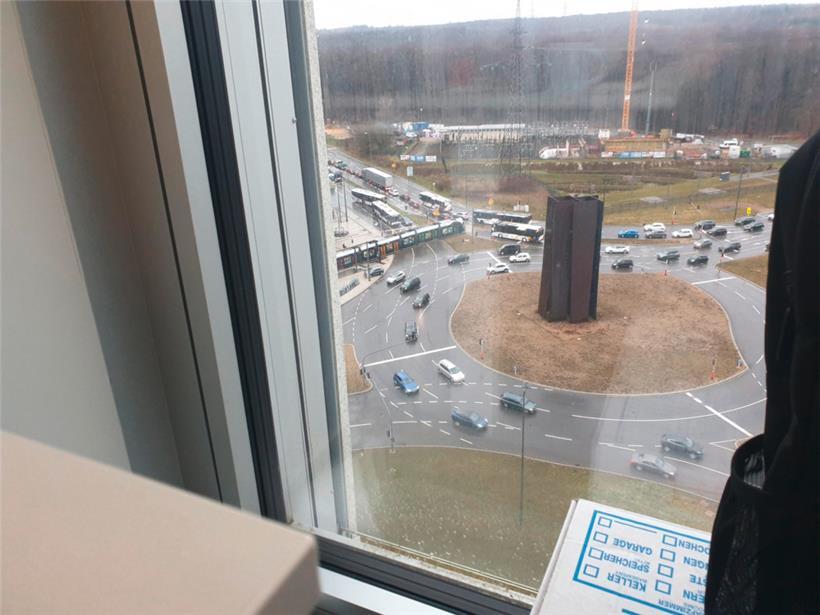 Anderer Tag, ähnliche Situation: Beim Spurwechsel bleibt ein Bus auf den Gleisen...