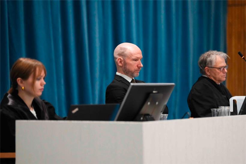 Anders Behring Breivik (M.), der seit 2017 Fjotolf Hansen heißt, sitzt zwischen seinen Anwälten Marte Lindholm (l.) und Øystein Storrvik im Gerichtssaal
