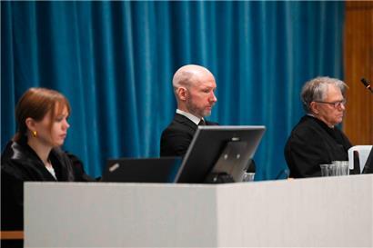 Anders Behring Breivik (M.), der seit 2017 Fjotolf Hansen heißt, sitzt zwischen seinen Anwälten Marte Lindholm (l.) und Øystein Storrvik im Gerichtssaal
