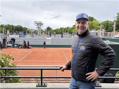 Anders Johansson, erfahrener Tennistrainer in Luxemburg seit 1993, gibt Training auf einem Tennisplatz