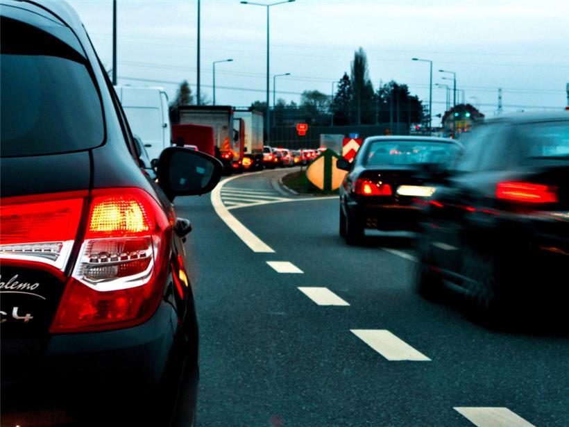 Anders als in der Autowerbung: Individual-Fahrzeuge sind auch in Luxemburg ziemlich oft eher „Stehzeuge“
