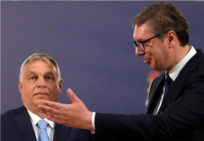 Anders als viele andere seiner Landsleute mag Serbiens Präsident Aleksandar Vucic (r.) den ungarischen Regierungschef Viktor Orban, den er am Donnerstag in Belgrad empfing
