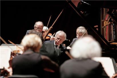 Andras Schiff, Pianist und Leiter der Cappella Andrea Barca, sieht sich als Primus inter pares und agiert als Kammermusiker, der sich ganz in das Klanggeschehen des Orchesters integriert
