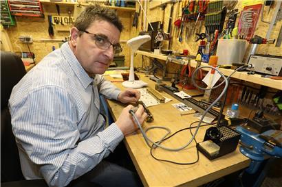 André Weis in seiner privaten Werkstatt für seine Miniatureisenbahn
