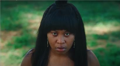 Andrea (Dominique Fishback) geht für ihr Idol im wahrsten Sinne des Wortes über Leichen
