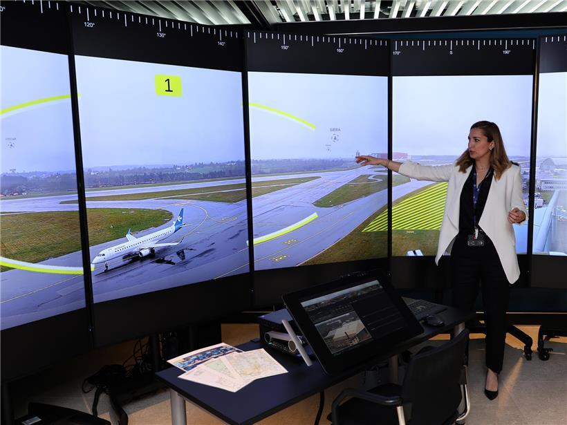 Andrea Drescher, Leiterin der Flugsicherungsbehörde, erklärt das neue digitale Flugsicherungskontrollsystem.