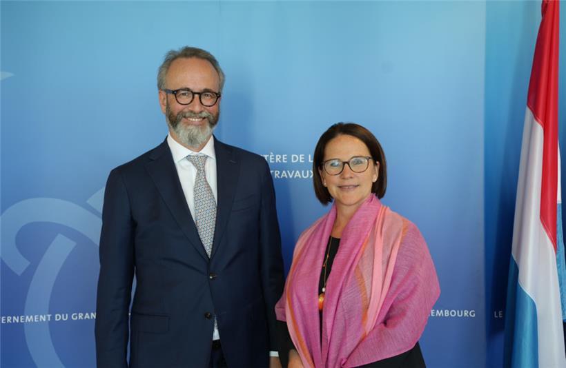 Andrea Drescher und Ministerin Yuriko Backes
