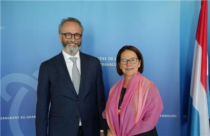 Andrea Drescher und Ministerin Yuriko Backes
